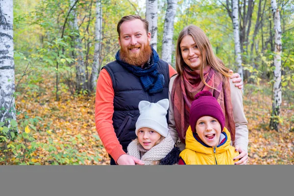 Família em um parque de outono — Fotografia de Stock