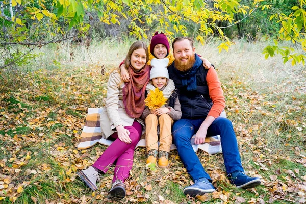 Família em um parque de outono — Fotografia de Stock