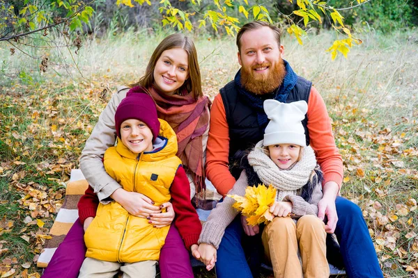 Família em um parque de outono — Fotografia de Stock