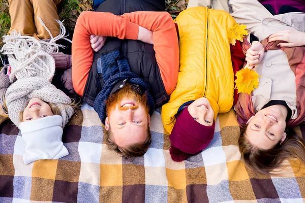 Familia en un parque de otoño — Foto de Stock