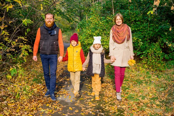 Família em um parque de outono — Fotografia de Stock
