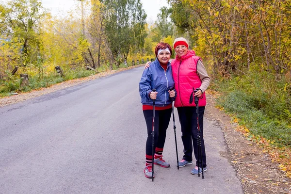 Señoras mayores nordic walking — Foto de Stock