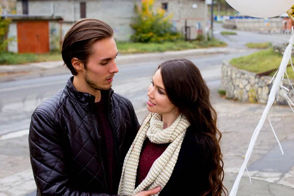 Pareja en el parque de otoño — Foto de Stock