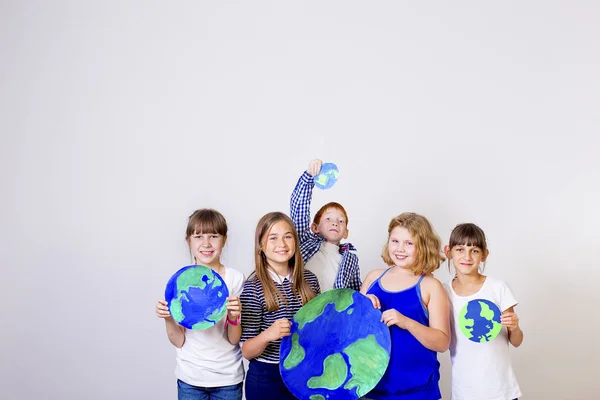 Los niños con un globo — Foto de Stock