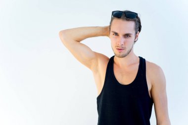 yakışıklı erkek modeli