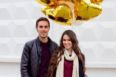 Sonbahar parkında bir çift