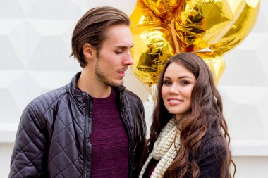 Sonbahar parkında bir çift