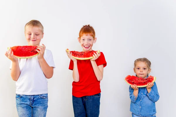 Karpuz yeme çocuklar — Stok fotoğraf