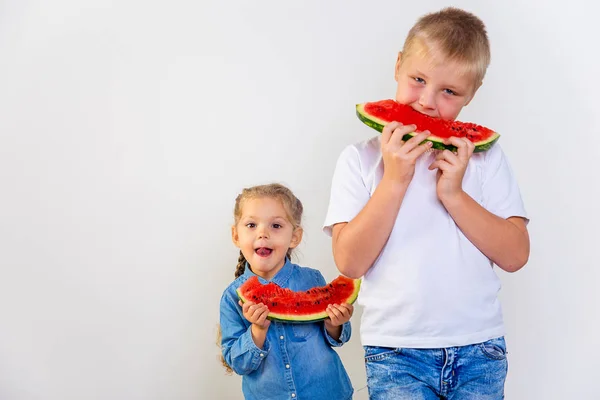 Karpuz yeme çocuklar — Stok fotoğraf