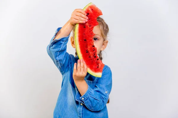 スイカを食べる子供 — ストック写真