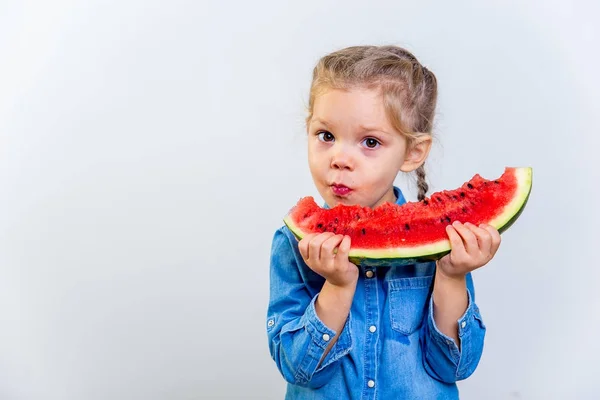 スイカを食べる子供 — ストック写真