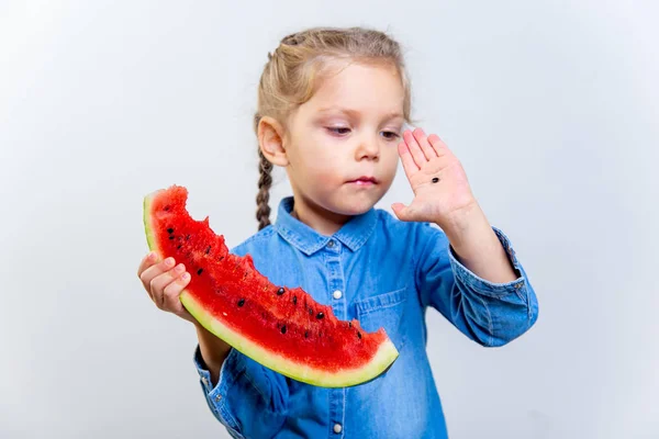 スイカを食べる子供 — ストック写真