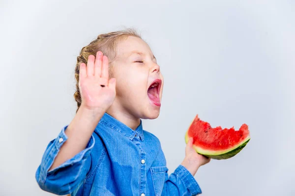 スイカを食べる子供 — ストック写真