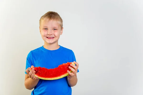 Niños comiendo sandía —  Fotos de Stock