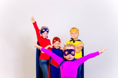 Süper kahramanlar çocukların arkadaş