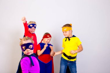 Süper kahramanlar çocukların arkadaş