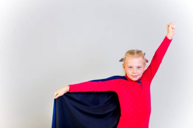 Bir süper kahraman gibi giyinmiş kız