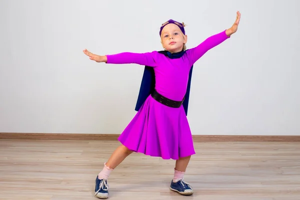 Chica vestida como un superhéroe —  Fotos de Stock