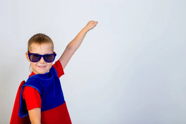 Niño vestido como un superhéroe — Foto de Stock