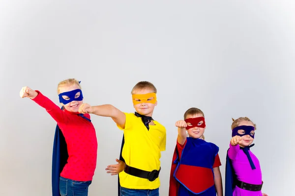 Superhéroes niños amigos — Foto de Stock