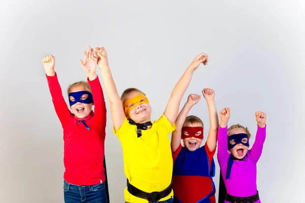 Superhéroes niños amigos — Foto de Stock