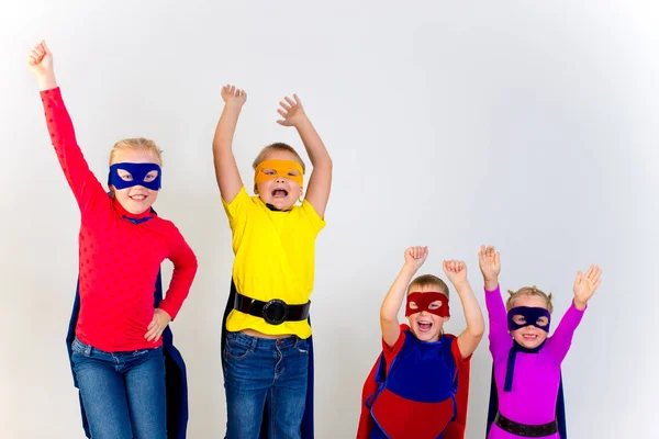 Superhéroes niños amigos — Foto de Stock