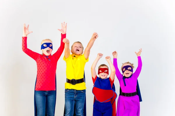Superhjältar barn vänner — Stockfoto
