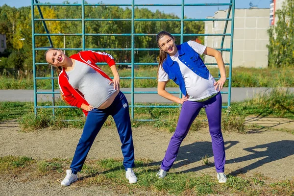 Mulheres grávidas exercitando — Fotografia de Stock