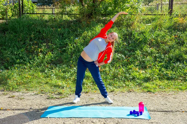 Pregnant women exercising — Stock Photo, Image