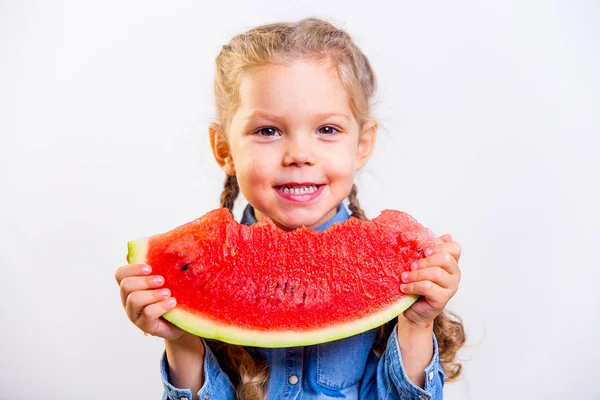 スイカを食べる子供 — ストック写真