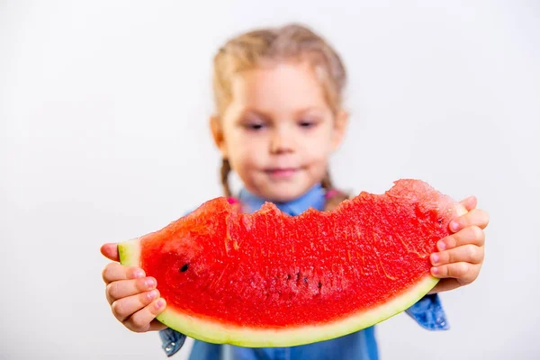Crianças comendo melancia — Fotografia de Stock