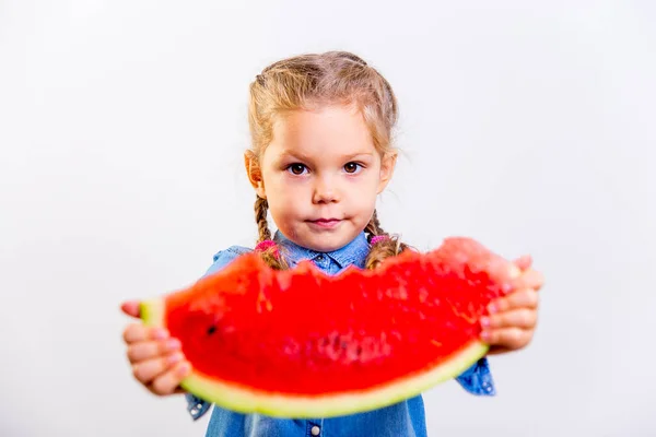 スイカを食べる子供 — ストック写真