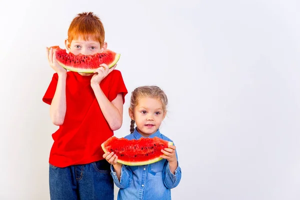 スイカを食べる子供 — ストック写真