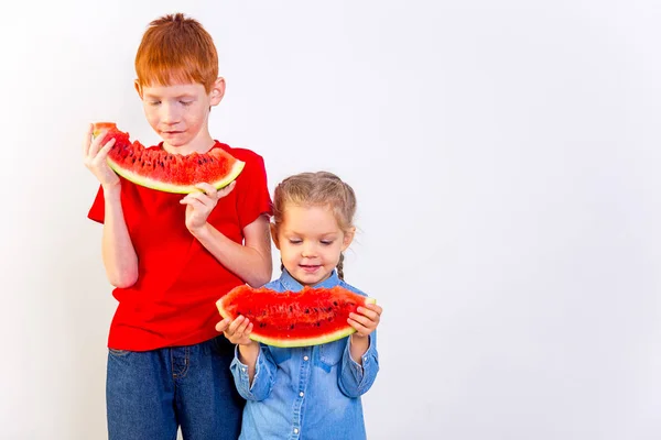 Niños comiendo sandía — Foto de Stock
