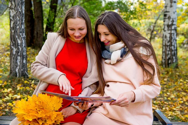 Mulher grávida andando em um parque — Fotografia de Stock