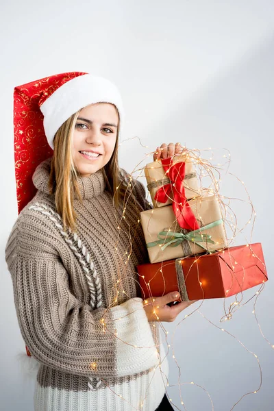 Mädchen mit Weihnachtsmütze — Stockfoto