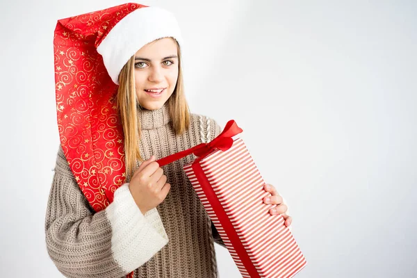 Chica con gorra de Navidad —  Fotos de Stock
