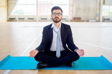 İş adamları bir spor salonunda