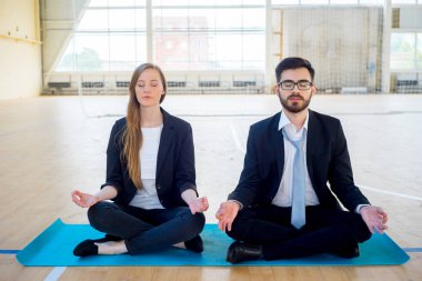 İş adamları bir spor salonunda