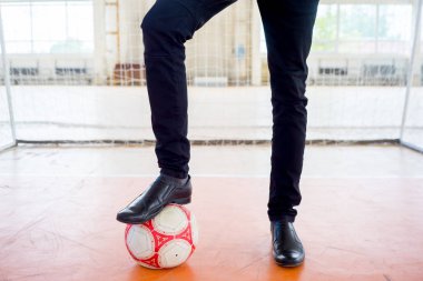 İş adamları bir spor salonunda