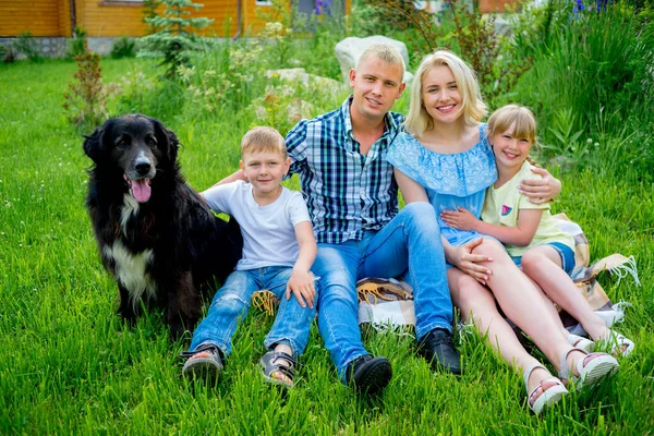 Familjens picknick med en hund — Stockfoto