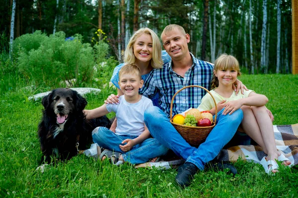 Piquenique familiar com um cão — Fotografia de Stock