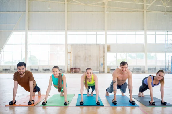 Groep mensen in een sportschool — Stockfoto