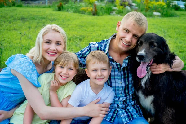 Piquenique familiar com um cão — Fotografia de Stock