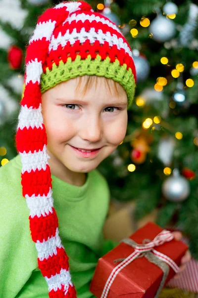 Niño celebrando la Navidad — Foto de Stock