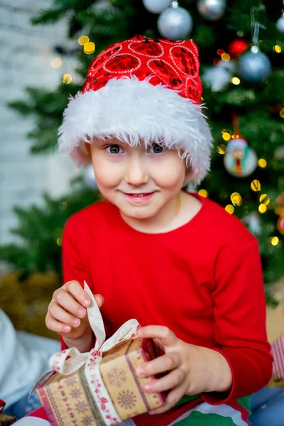 Niño celebrando la Navidad — Foto de Stock