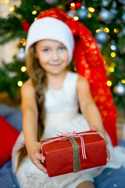 Chica celebrando la Navidad — Foto de Stock