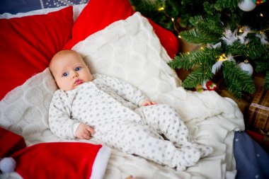 Bebek yılbaşı şapkası