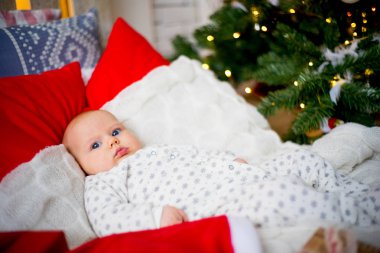 Bebek yılbaşı şapkası