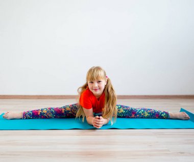 Kız egzersizleri yapıyor